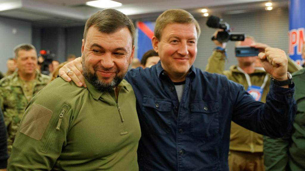 Denis Pushilin, líder de Donetsk (i) y Andréi Turchak, secretario general de Rusia Unida (d).