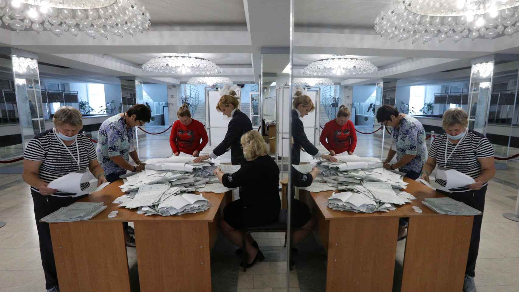 Miembros de una mesa electoral de Sebastopol, en Crimea, llevan a cabo el recuento del referéndum.