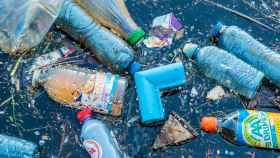 Imagen de archivo de botellas de plástico en un río.