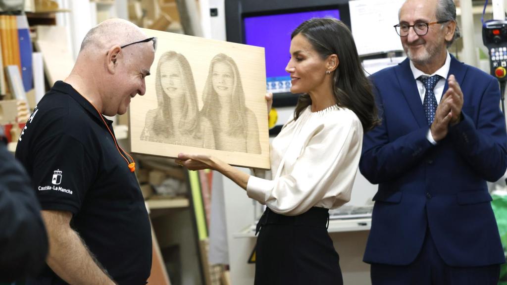 Letizia, observando su regalo, emocionada.