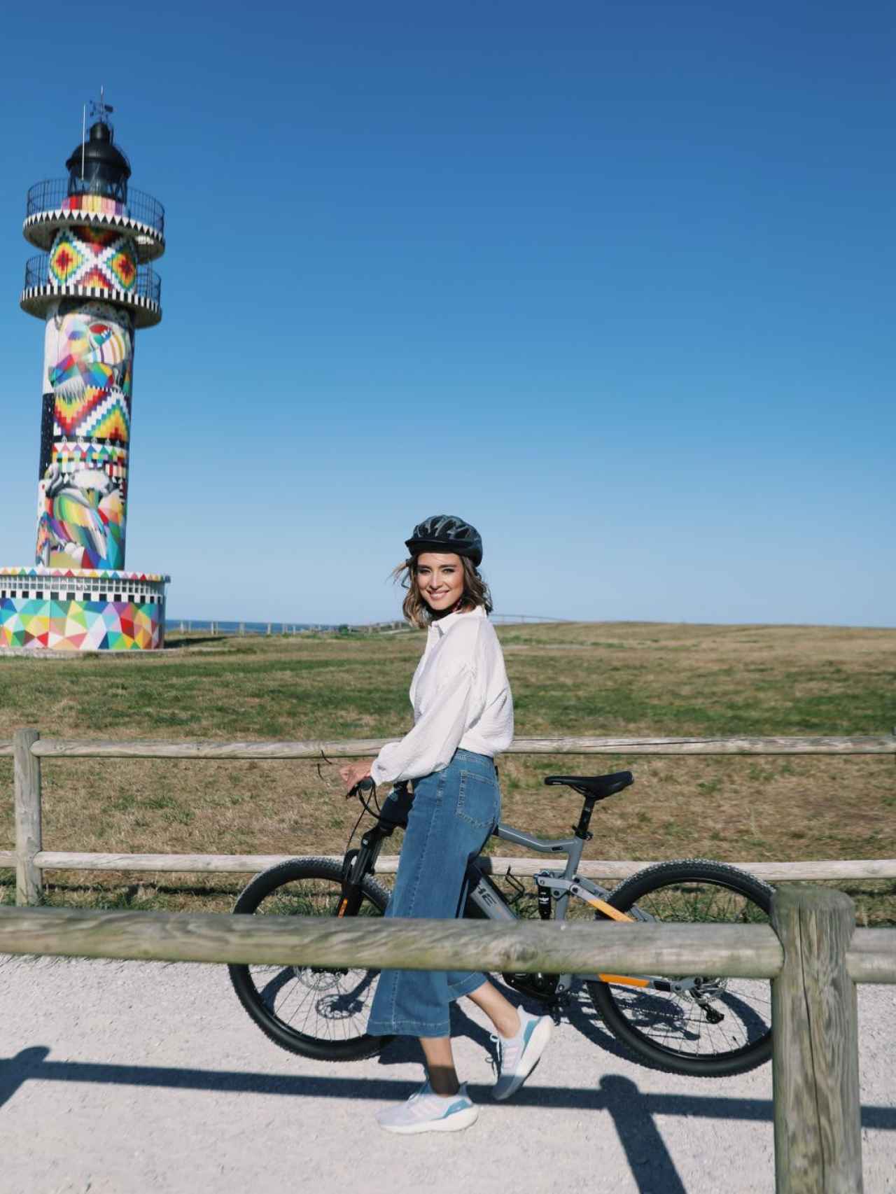 Sandra Barneda frente al faro de Ajo durante el paseo en bicicleta.