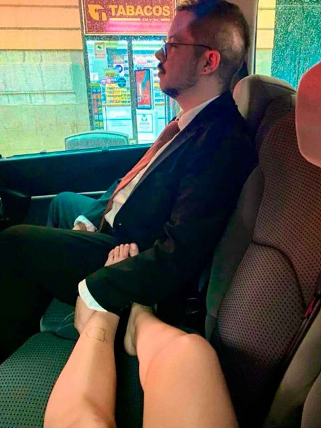 Javier Velasco y los pies desnudos de una mujer en su coche.