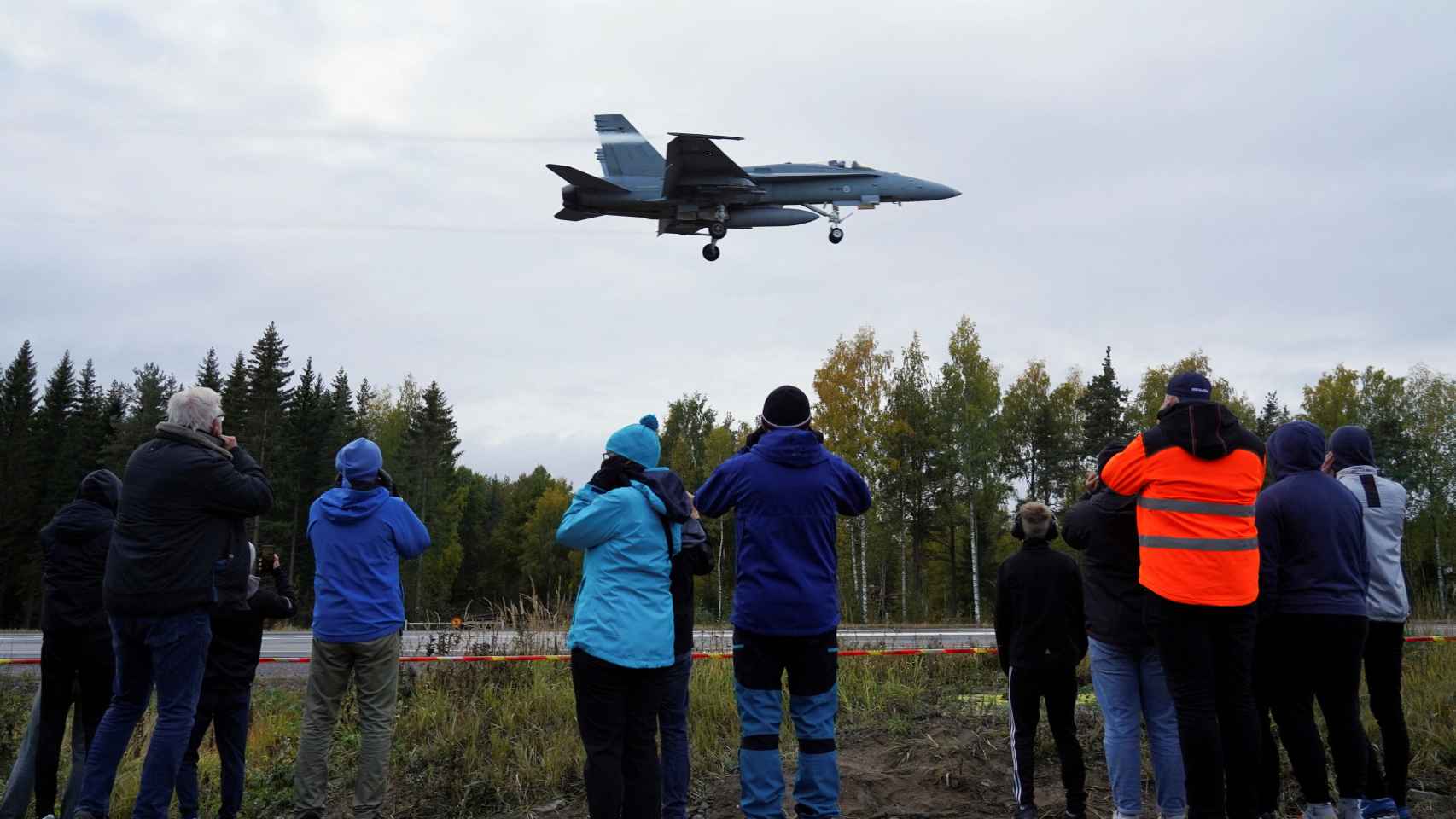 Finlandia aterriza aviones de combate en una carretera de emergencia por primera vez en décadas.