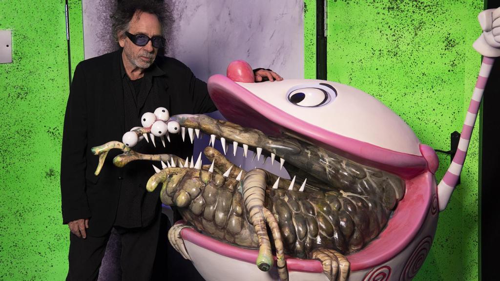 El director junto a una de sus creaciones en la exposición 'El laberinto de Tim Burton'.