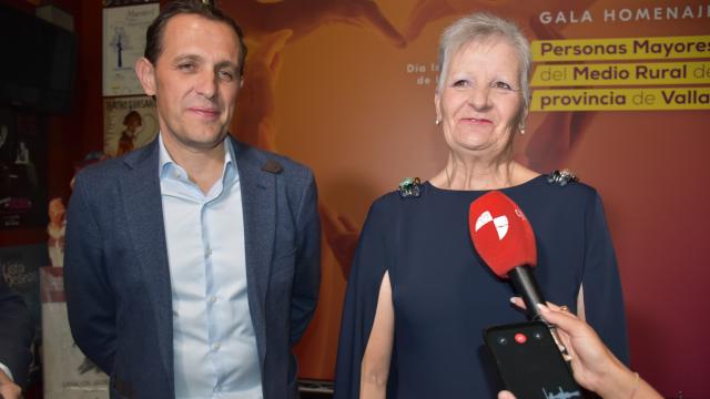 Conrado Íscar y Adela Cabezas, antes del comienzo de la I Gala Homenaje a las Personas Mayores de la Provincia de Valladolid