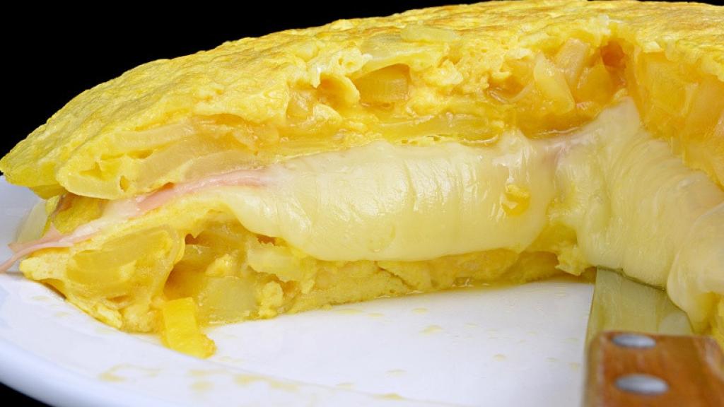 Receta de tortilla de patatas con queso.