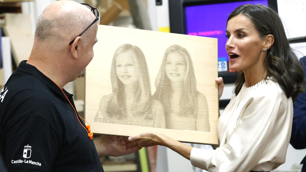 Letizia, sorprendida por el regalo de los artesanos de CIFP Aguas Nuevas.