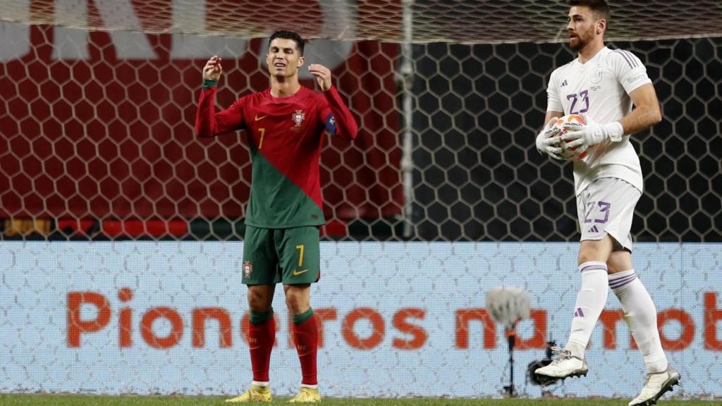 Cristiano Ronaldo, desesperado ante la intervención de Unai Simón.