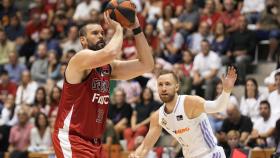 Marc Gasol anota frente a la oposición de Musa.