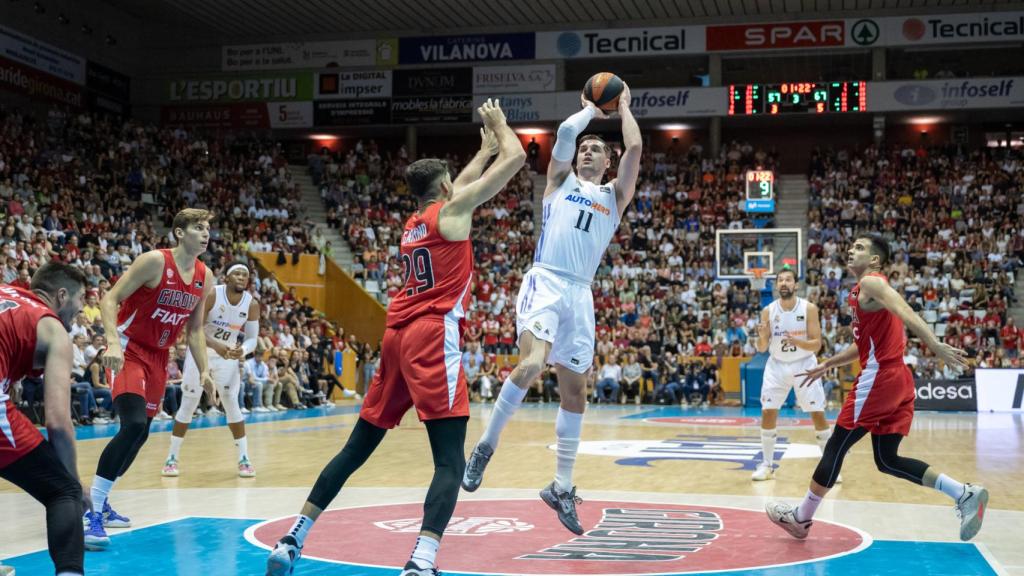 Hezonja anota ante la defensa del Girona