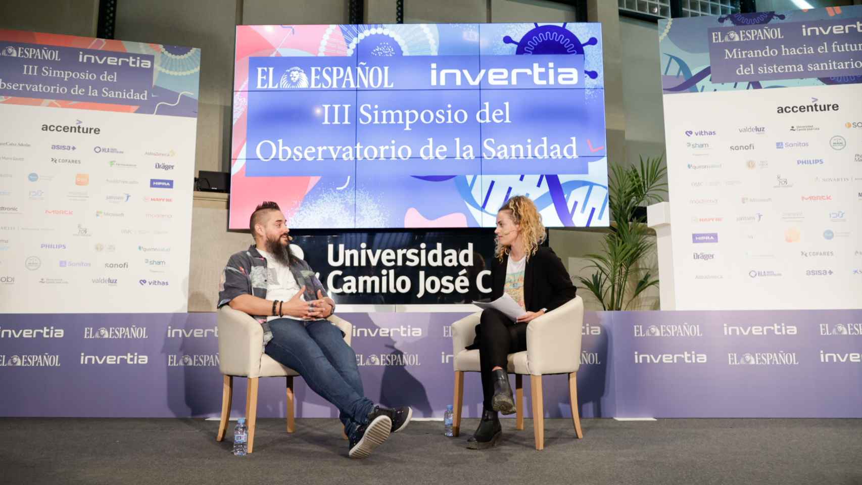 Roberto Romero, Accenture Song Metaverse Continuum Creative Technologist, durante su conversación con Sandra Viñas, redactora de D+I-EL ESPAÑOL, en la tercera jornada del III Simposio del Observatorio de la Sanidad.