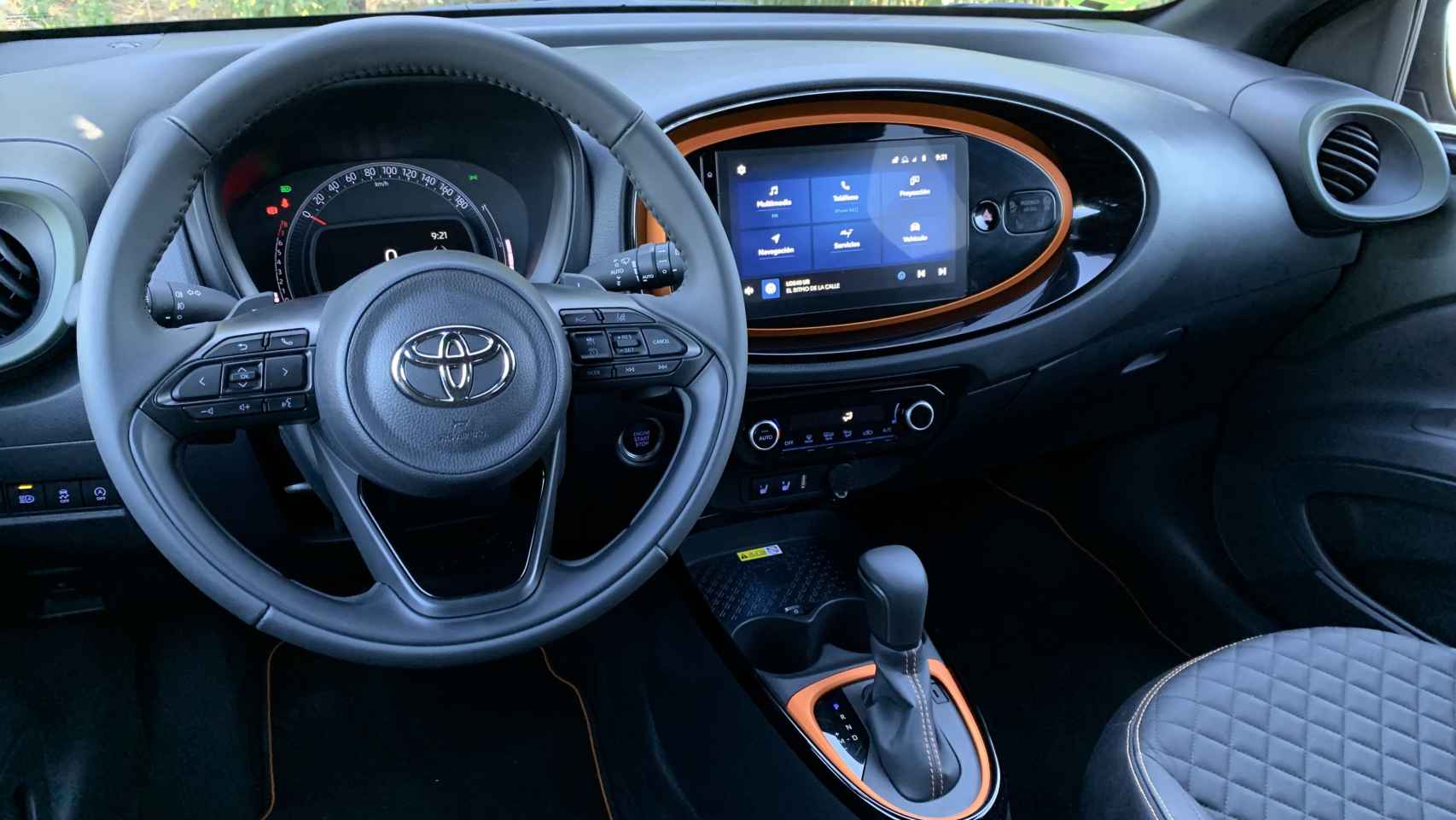 El interior del Toyota Aygo X Cross tiene un aspecto moderno y cuidado.
