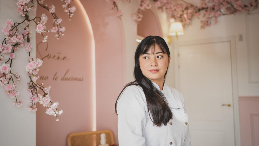 Noelia Tomoshige posando en su pastelería para EL ESPAÑOL.