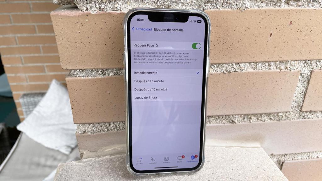 Los ajustes de bloqueo de WhatsApp en iPhone.