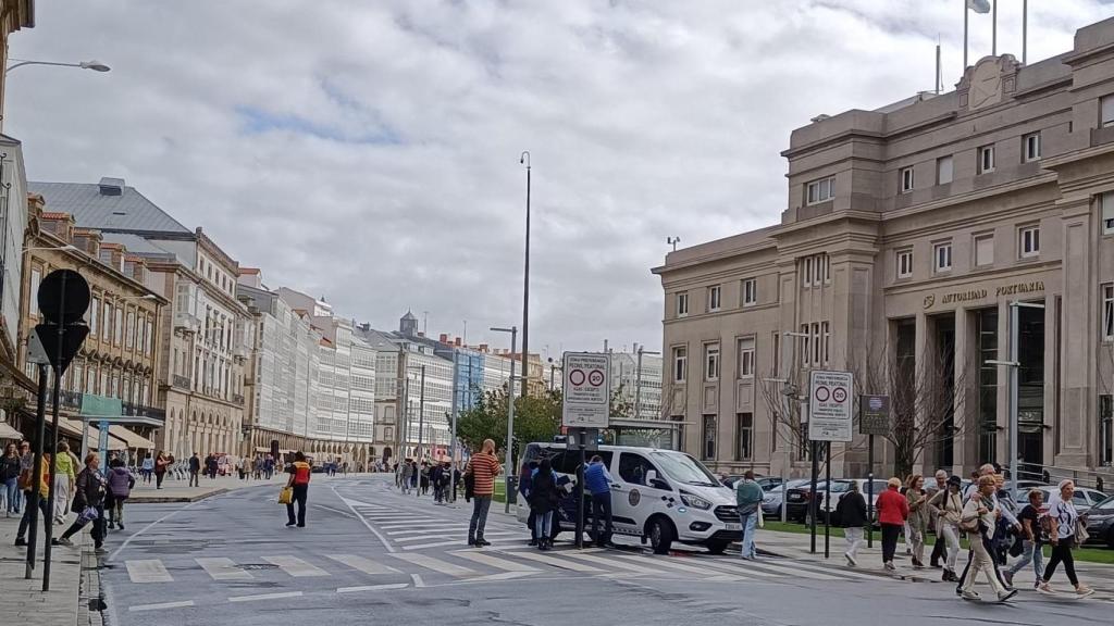 Cierre al tráfico en La Marina por el acto central del Día de la Policía en A Coruña.