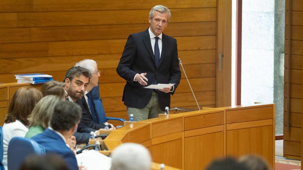 El presidente de la Xunta, Alfonso Rueda, responde a preguntas en el Parlamento de Galicia