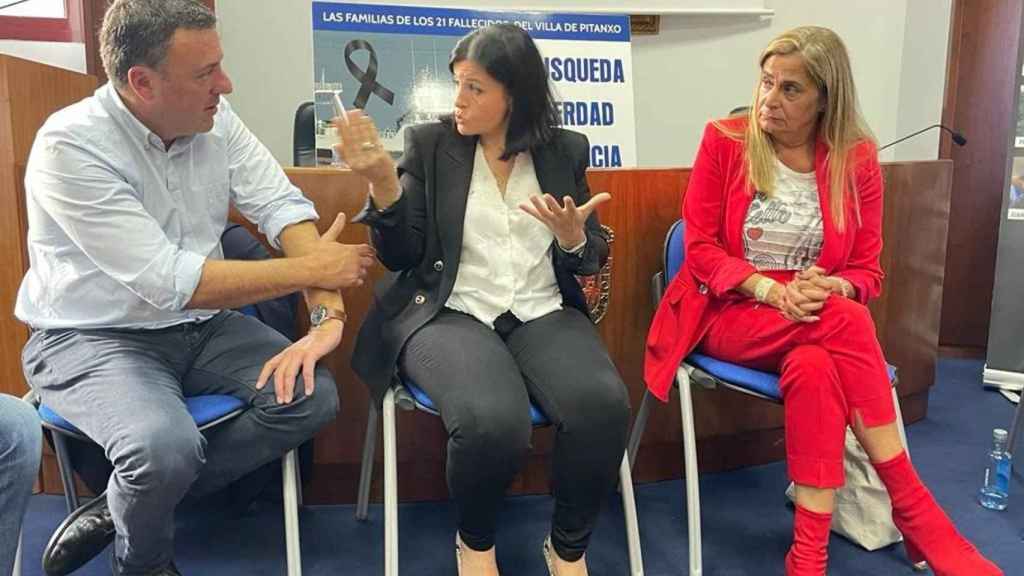 Reunión de representantes del PSdeG con familiares de las víctimas del ‘Villa de Pitanxo’.