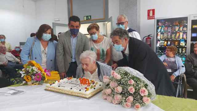 Pura Matos Ventín sopla las velas en la residencia de Campolongo.