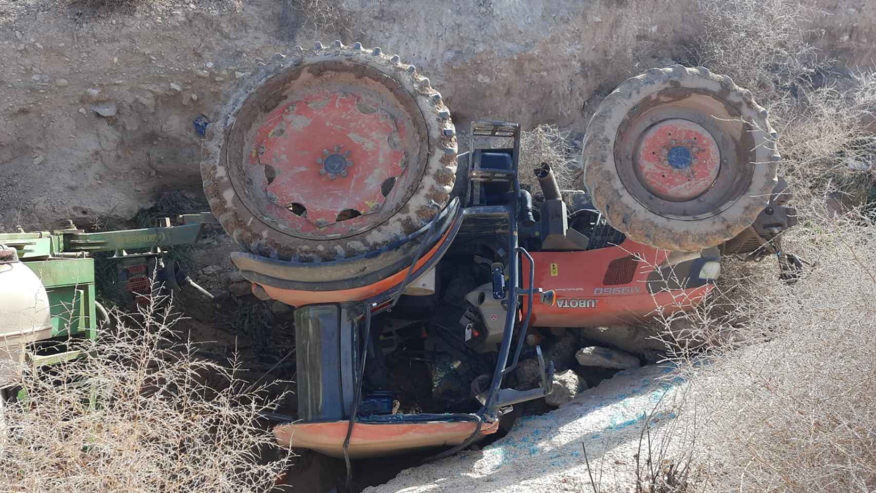 Uno de los tractores robados para hacer un alunizaje contra la explotación agrícola de Félix, en Torre Pacheco, para robarle el cable de cobre.