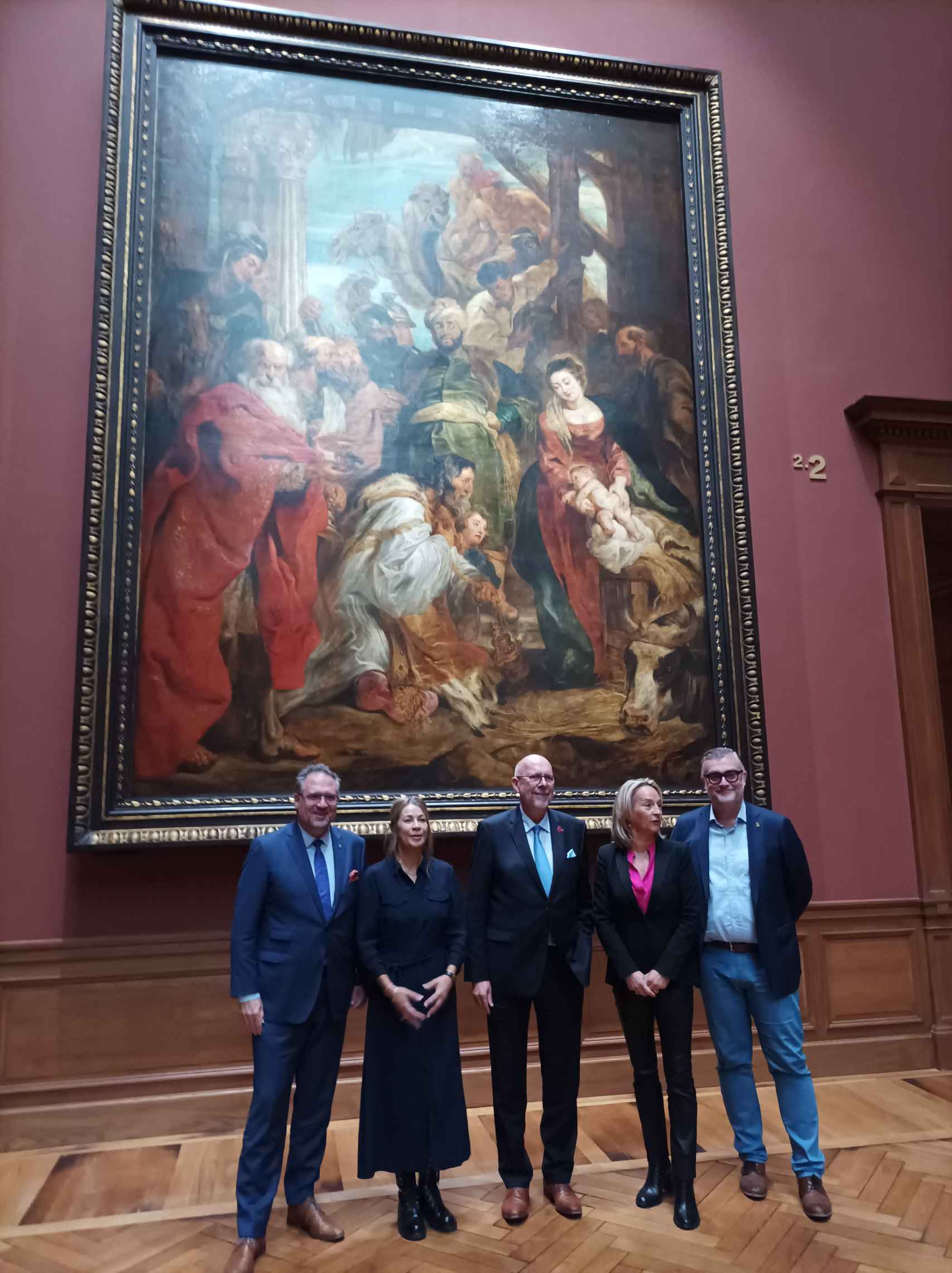 Los responsables de la institución Luk Lemmens (centro) y Carmen Willems (segunda por la izquierda) junto a 'La adoración de los Reyes Magos' de Rubens