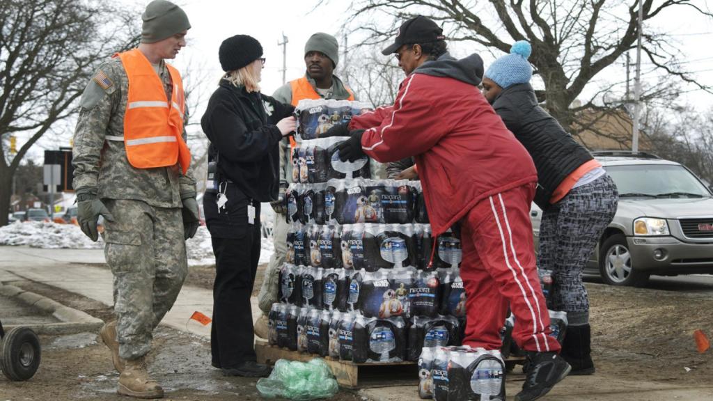 Reparto de agua embotellada en Flint, Michigan