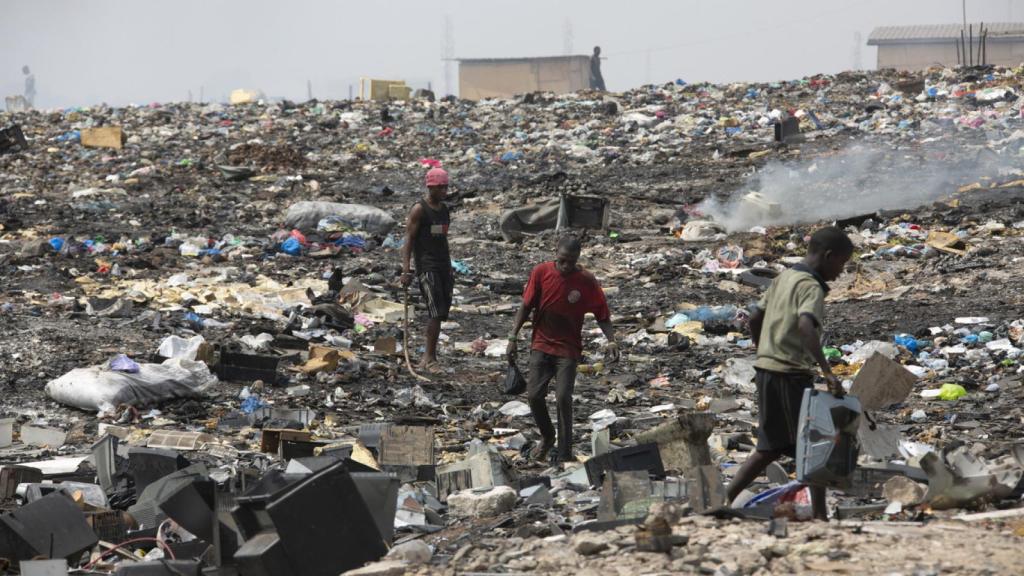 Cementerio de residuos electrónicos en Ghana