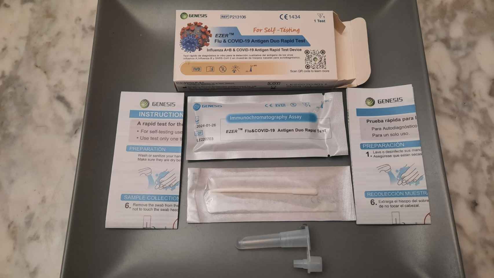 Los elementos que contiene la caja del test de detección de Covid-19 y gripe.