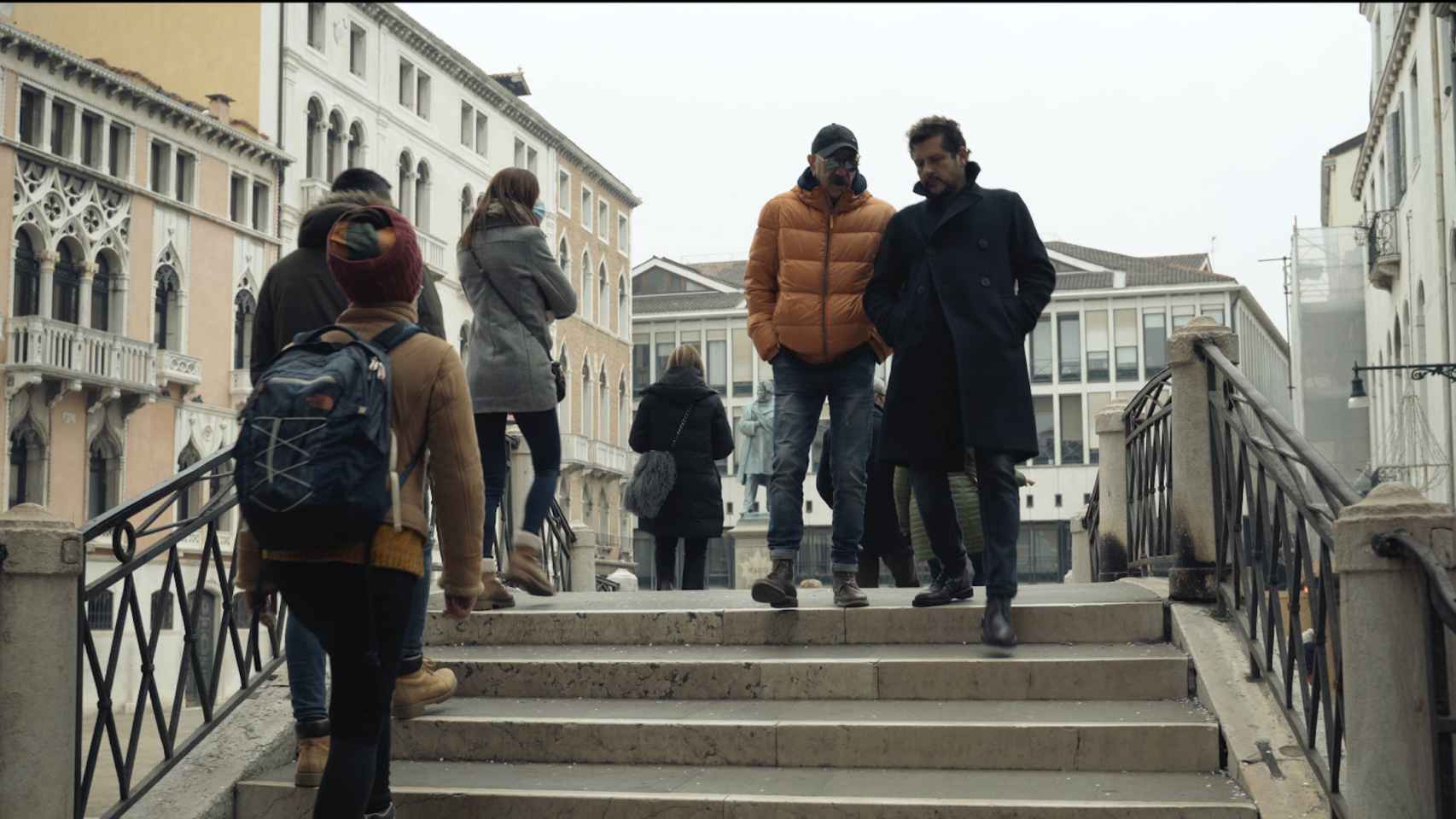 Oswald y Kike Maíllo en una de las escenas del documental que rodaron en Italia.