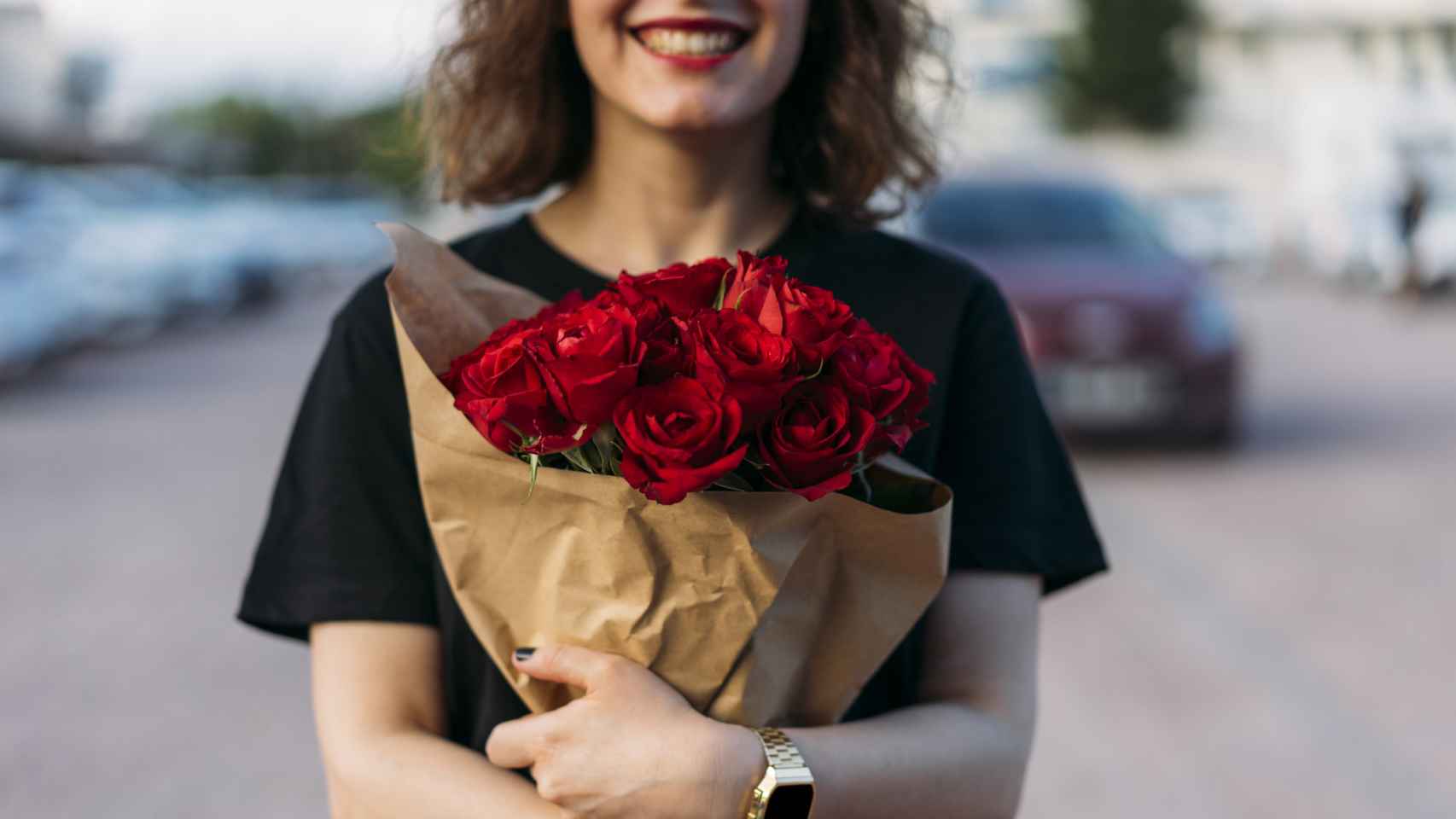 Una mujer con un ramo de rosas.