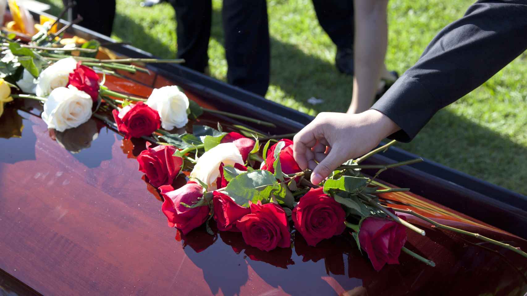 Flores rojas y blancas en un funeral.