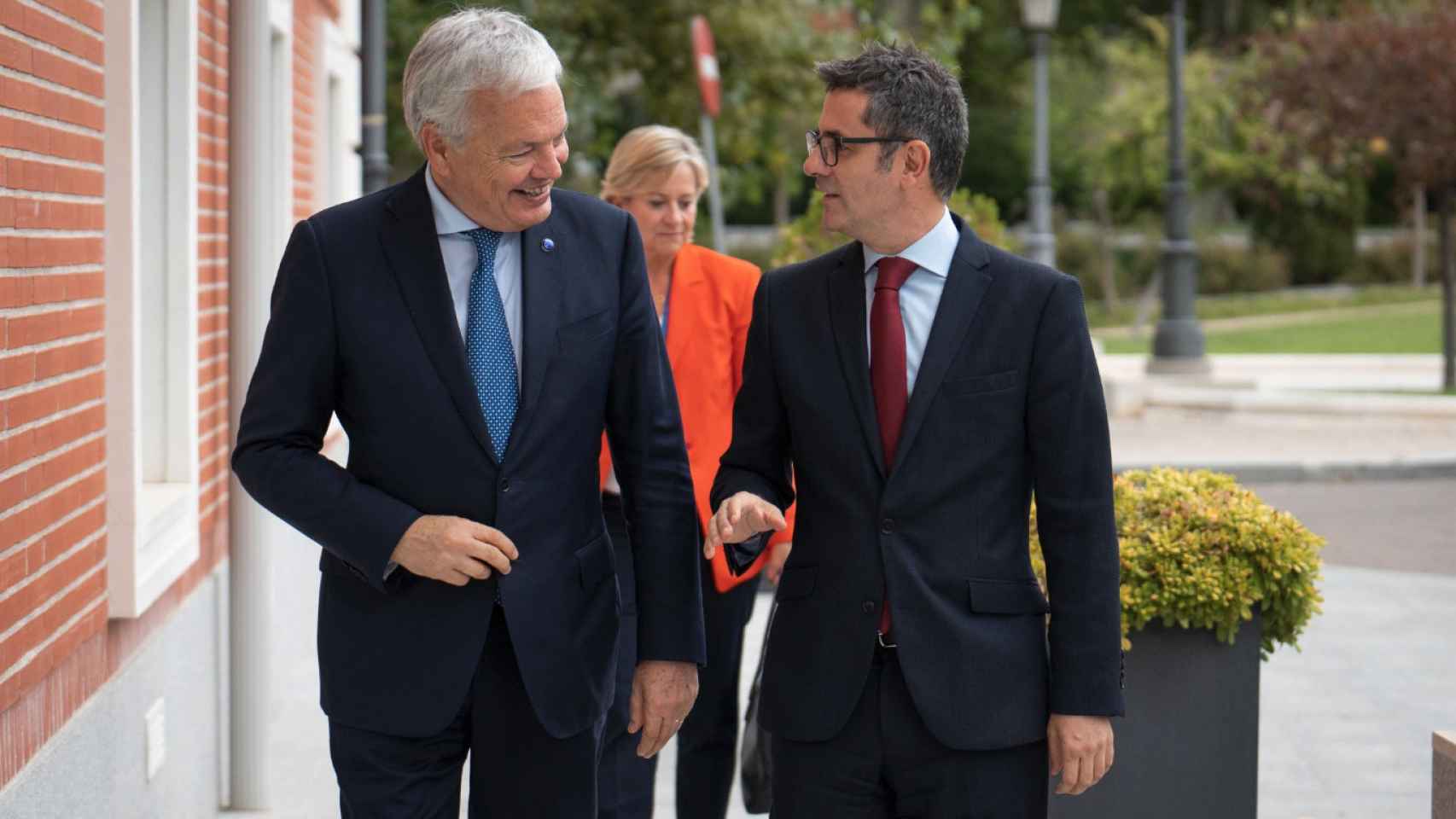 El ministro de la Presidencia, Félix Bolaños, y el comisario europeo de Justicia, Didier Reynders, en Moncloa, en julio de 2022.