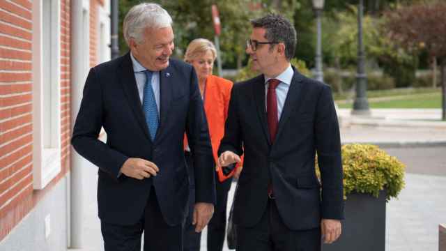 El ministro de la Presidencia, Félix Bolaños, junto al comisario europeo de Justicia, Didier Reynders, en Moncloa.