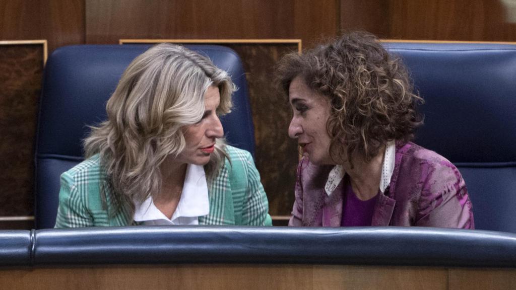 Yolanda Díaz y María Jesús Montero charlan en el Congreso.