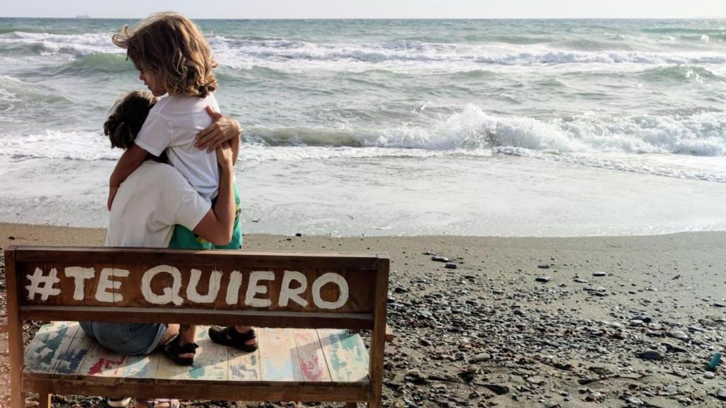 Leo con su madre frente al mar.