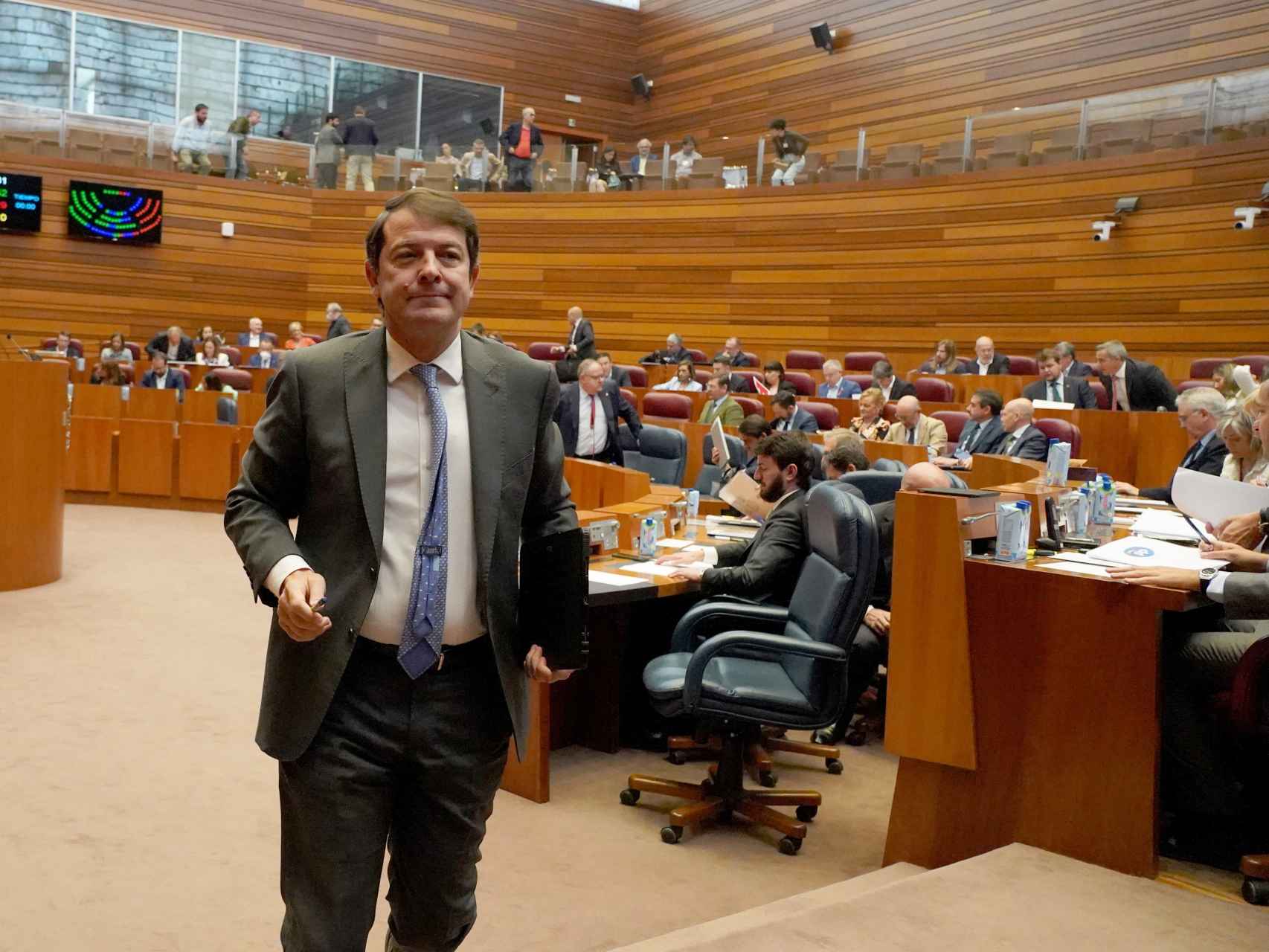 El presidente de la Junta, Alfonso Fernández Mañueco, en una imagen de archivo en un pleno de las Cortes.
