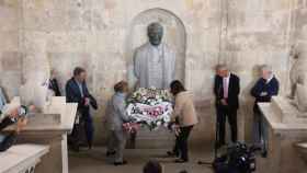 Ofrenda floral ante el busto de Miguel de Unamuno en el Palacio de Anaya