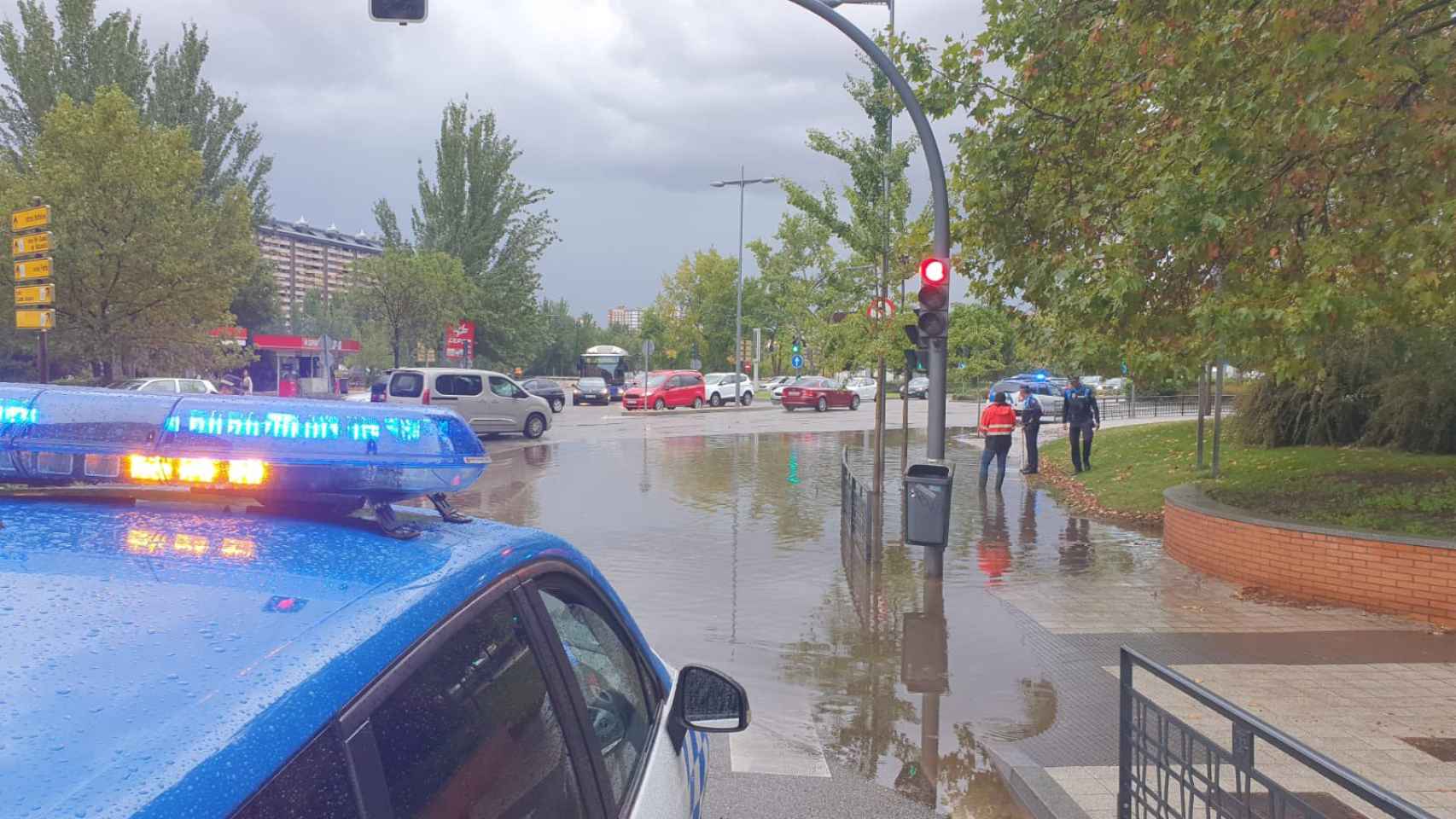 Una balsa de agua a consecuencia de la tormenta en la avenida Burgos.