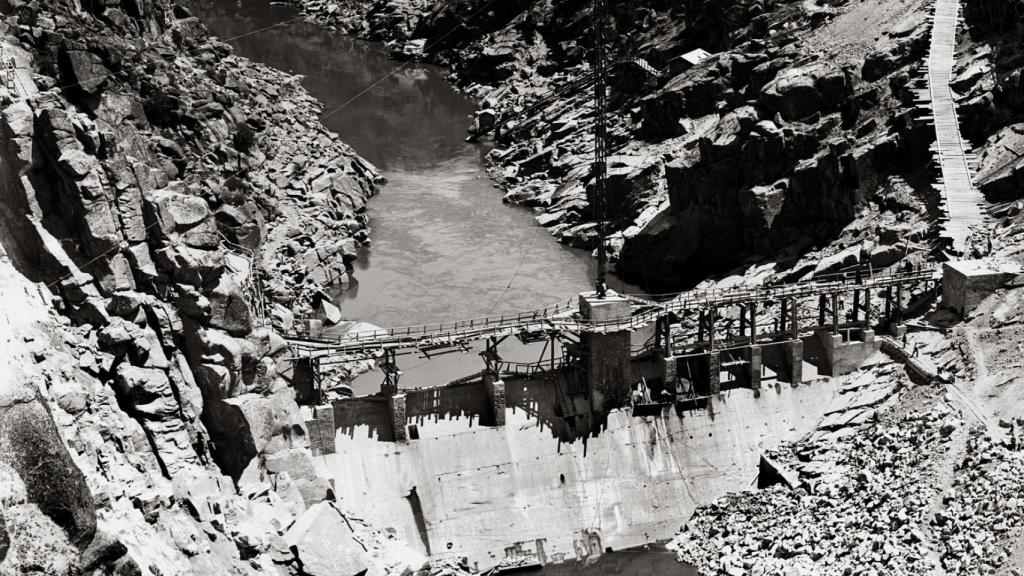 Construcción del salto de Ricobayo en el embalse del Esla (Zamora)