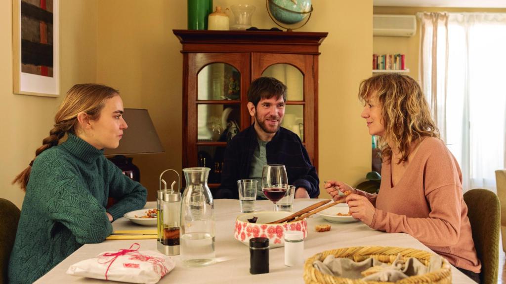 Valeria Sorolla, Telmo Irureta y Emma Suárez en un momento del filme