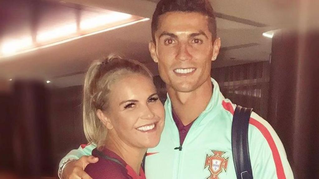 Katia Averio, junto a su hermano tras un partido con Portugal.