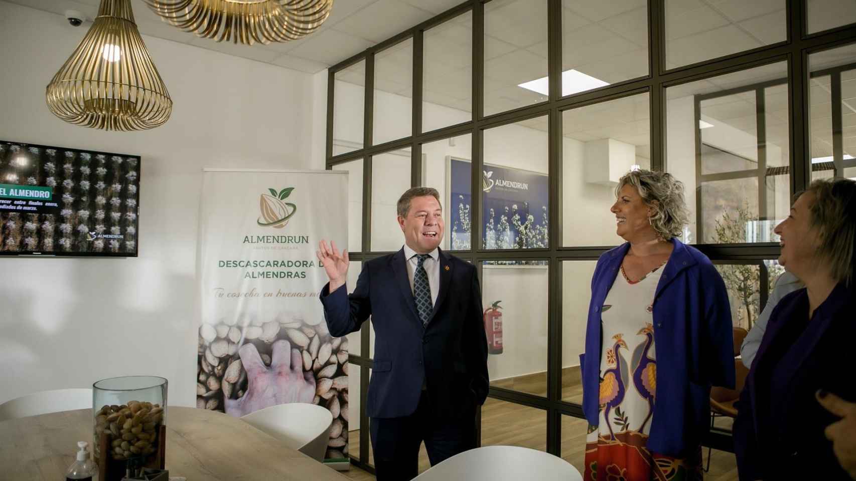 El presidente de Castilla-La Mancha, Emiliano García-Page, ha visitado este jueves la empresa Almendrum en Tomelloso (Ciudad Real)