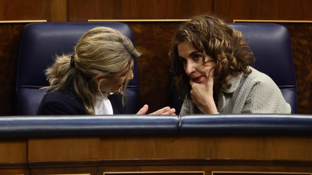 La vicepresidenta segunda y ministra de Trabajo, Yolanda Díaz (i), y la ministra de Hacienda y Función Pública, María Jesús Montero, en el Congreso de los Diputados.