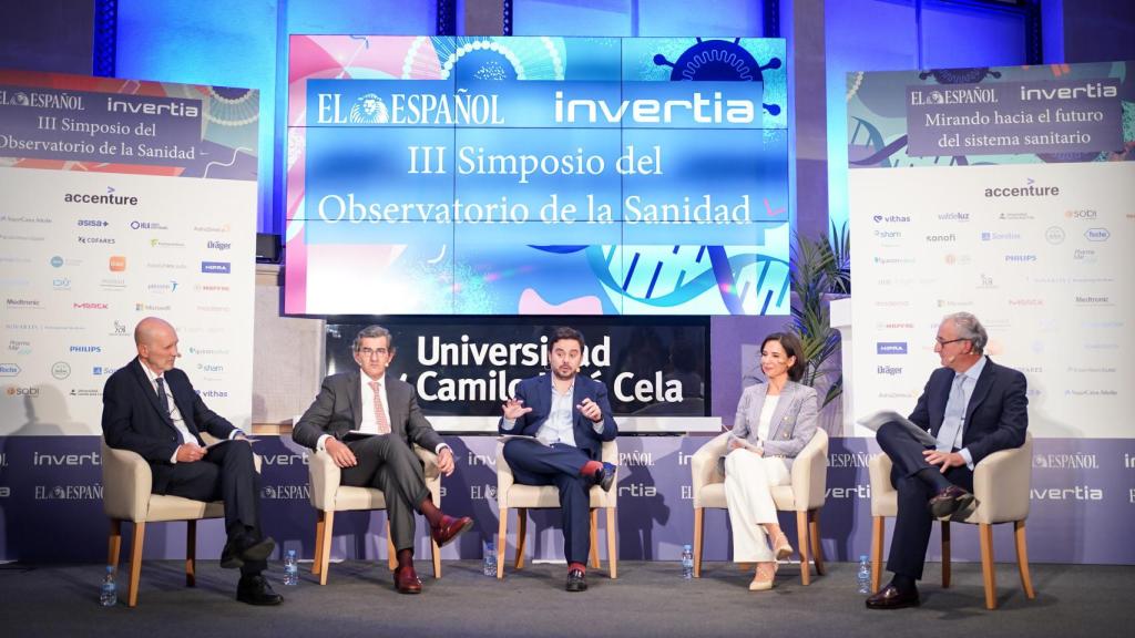 De izda. a dcha. Carlos Sisternas, director de Fenin Catalunya; Juan Abarca, presidente de la Fundación IDIS; Arturo Criado, subdirector de EL ESPAÑOL-Invertia; Raquel Martínez, secretaria general del Consejo General de Colegios Farmacéuticos y Tomás Cobo, presidente del Consejo General de Colegios Oficiales de Médicos .