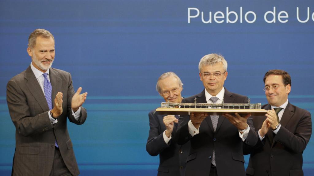 Felipe VI entrega el premio 'Foro la Toja-Vínculo Atlántico' al embajador de Ucrania, Serhii Pohoreltsev, en presencia de José Manuel Albares y Josep Piqué.