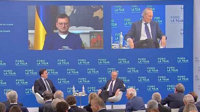 José Manuel Albares y el exministro de Exteriores Josep Piqué, debaten con el ucraniano Dmitro Kuleba, en el Foro La Toja.