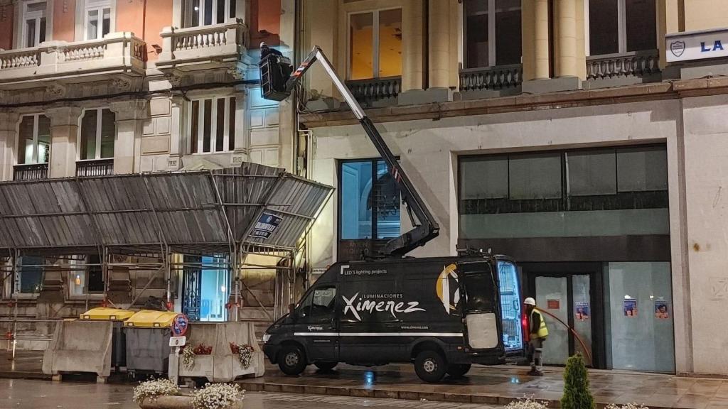 Colocación de cableado y soportes para las luces de Navidad en A Coruña.