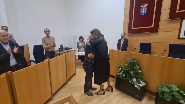 Emotivo abrazo entre el edil y la alcaldesa durante el pleno de hoy