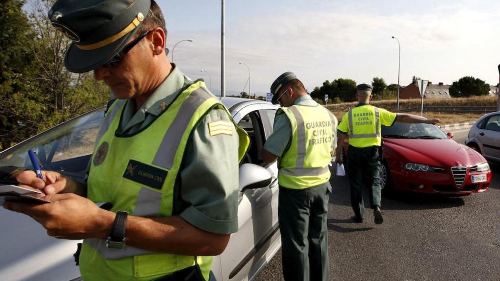 Unos agentes de tráfico poniendo multas.