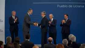 El embajador de Ucrania en España, Serhii Pohoreltsev, recibe el premio Foro La Toja al pueblo ucraniano de manos del rey Felipe VI, acompañado en el escenario por el presidente de la Xunta, Alfonso Rueda.