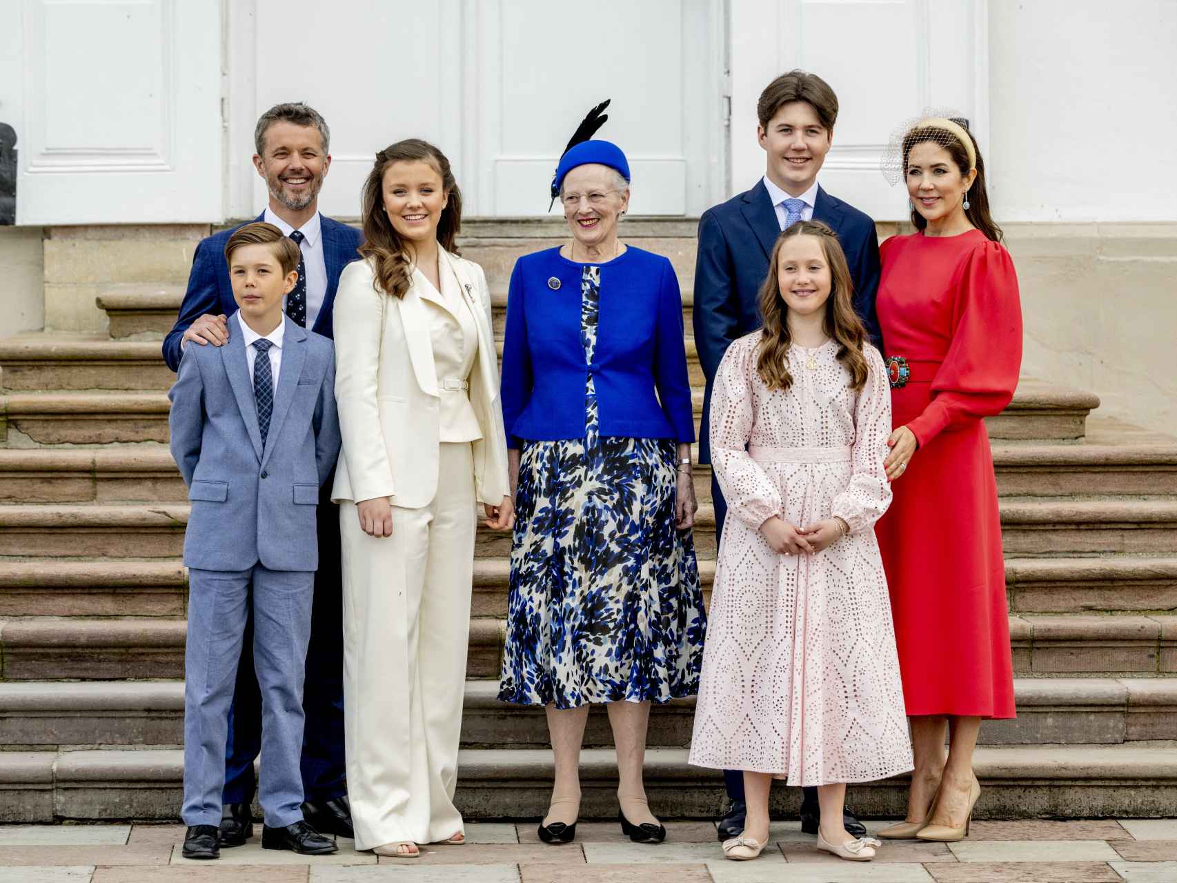 La reina Margarita con los príncipes herederos y sus hijos.